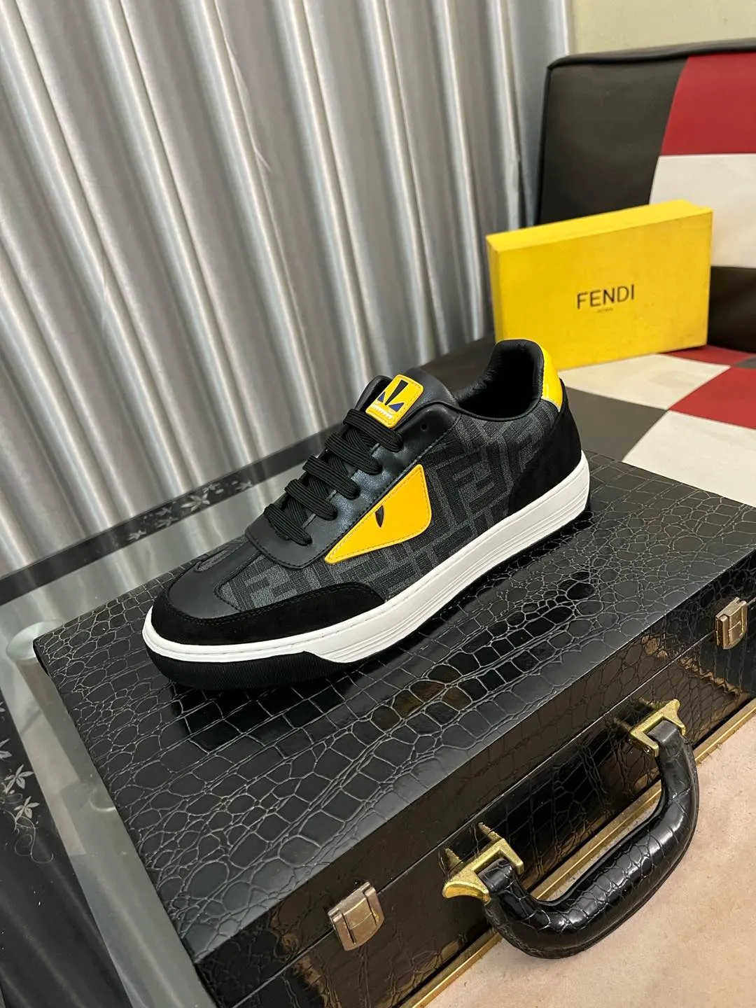 Men's shoes 💰400⌚️⌚️[fendi] Fendi classic and comfortable men, this complex sneaker is made of soft calfskin➕genuine leather lining➕original ultra-light rubber material with rough outsole. This unique and light style is suitable for the casual and refined sensibility of this season. It is comfortable and natural on the feet. It is an everyday style for casual travel in autumn and winter! 38−443️⃣colors available